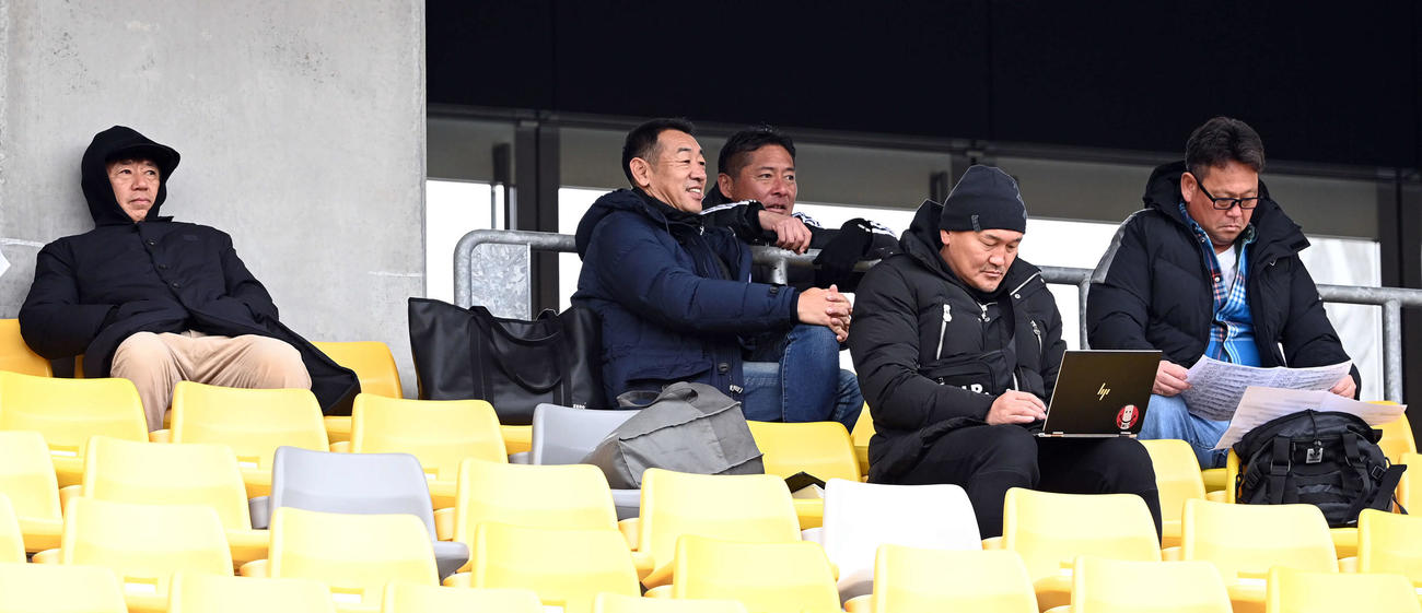 Jリーグトライアウトの視察に訪れた鈴鹿三浦泰年監督（左端）と秋田豊氏（右から2人目）ら関係者（撮影・たえ見朱実）