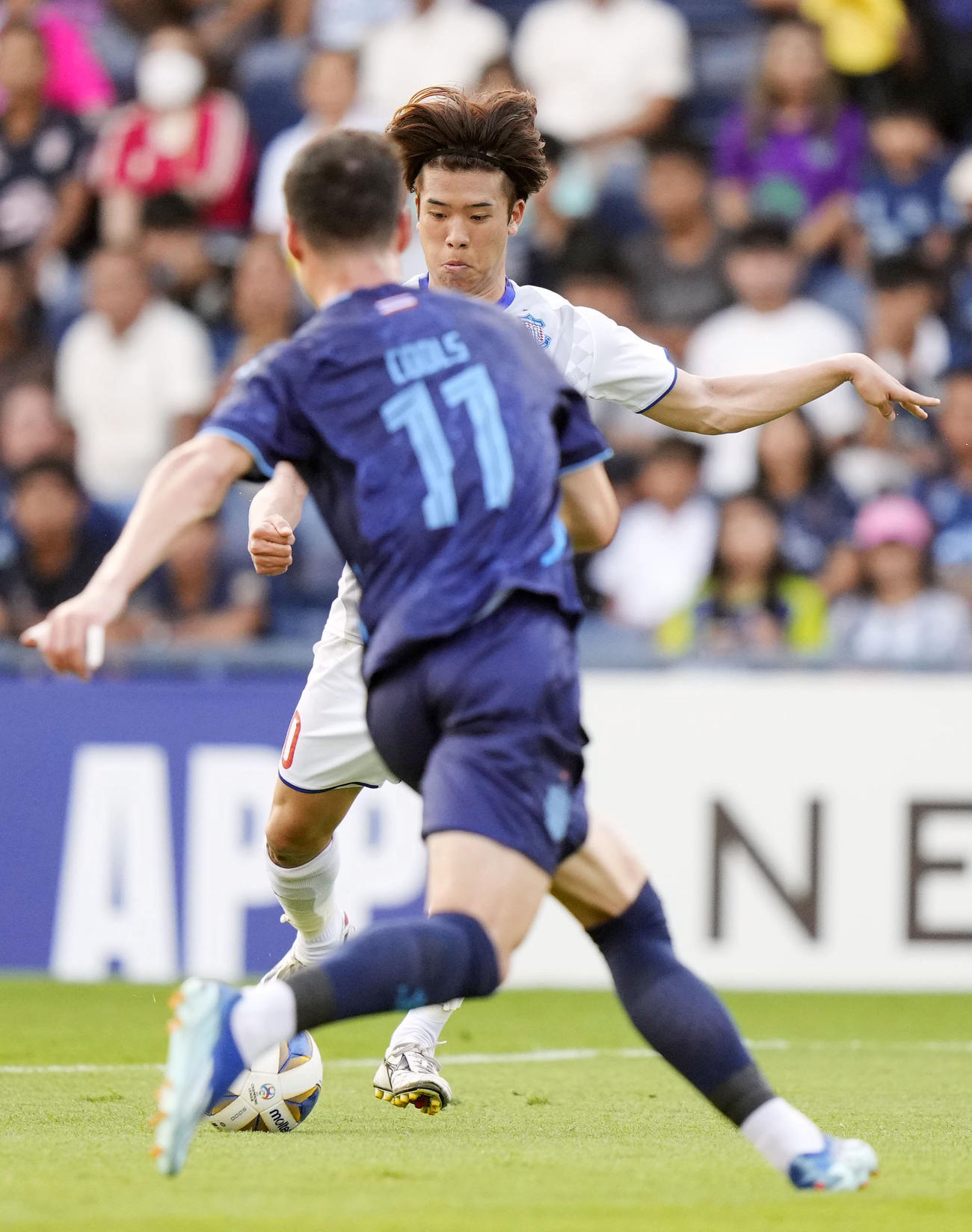 前半、先制ゴールを決める甲府長谷川（奥）（共同）