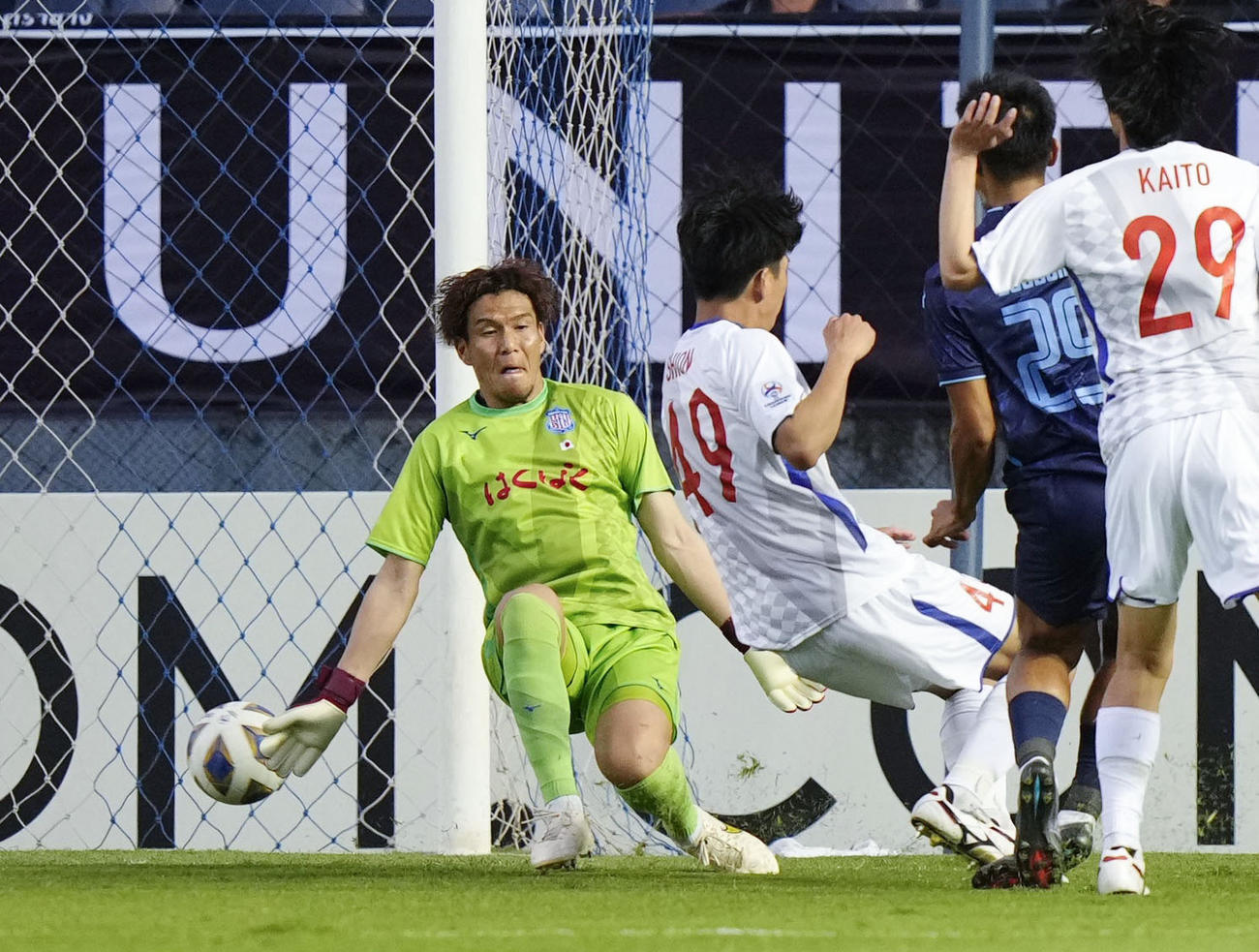 後半、ブリラムにゴールを許す甲府GK河田（左端）（共同）