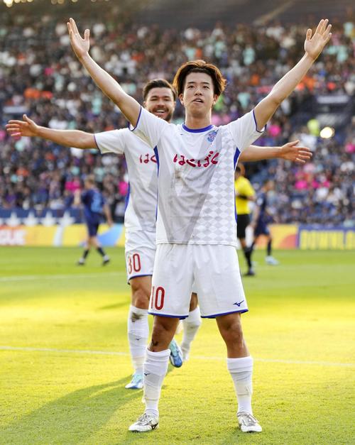 前半、先制ゴールを決め、喜ぶ甲府・長谷川（手前）（共同）