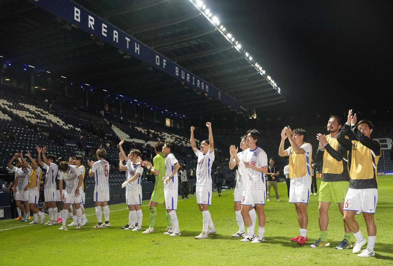 ブリラムに勝利し、声援に応える甲府イレブン。決勝トーナメント進出を決めた（共同）