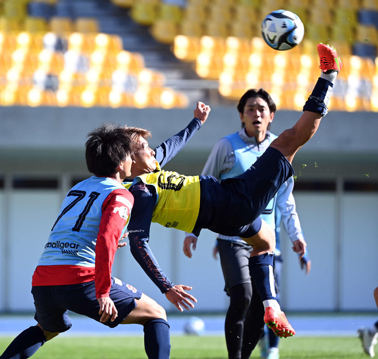 オーバーヘッドでゴールを決める音泉（撮影・たえ見朱実）