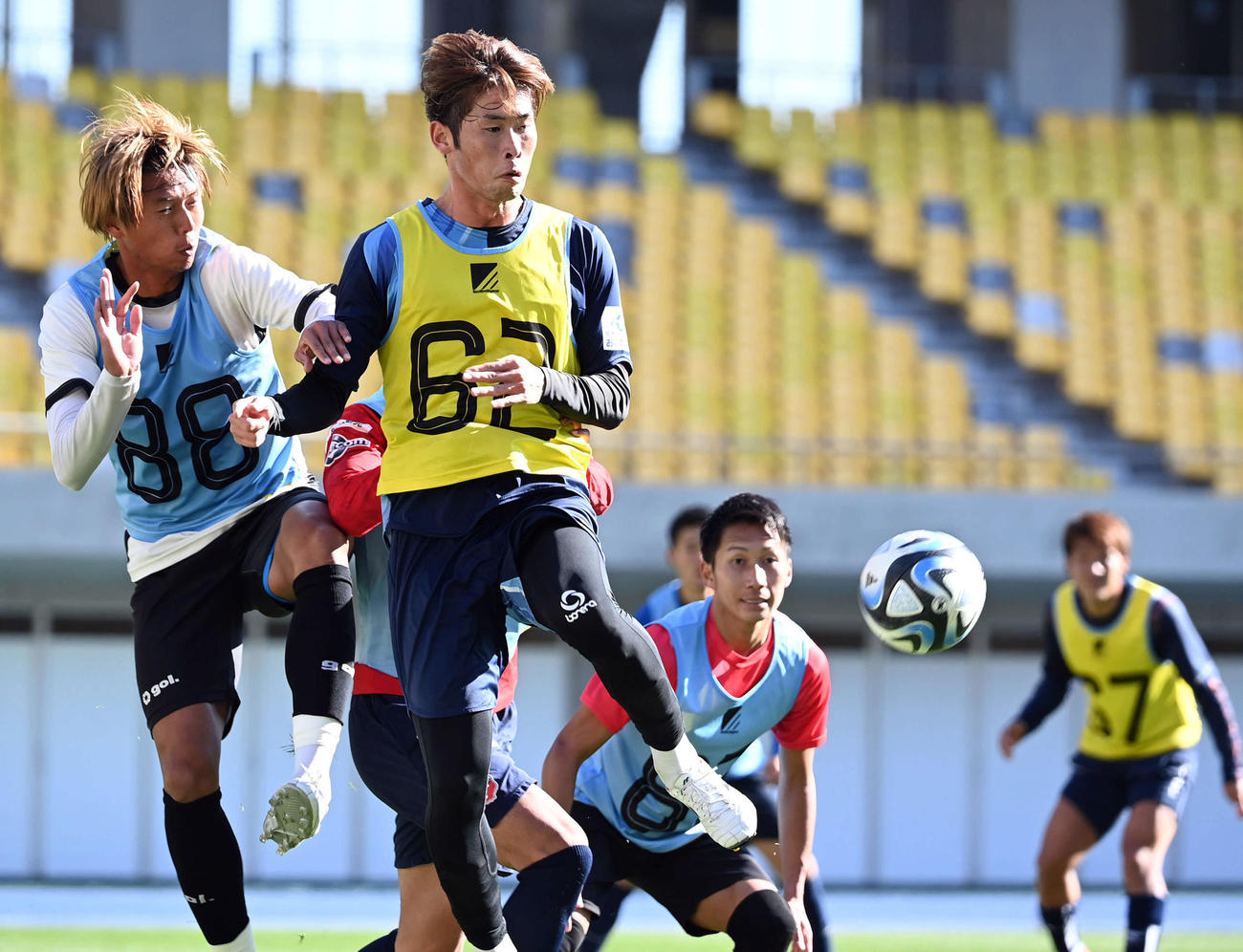 セットプレーで競り合う松沢（左）と黒木（撮影・たえ見朱実）