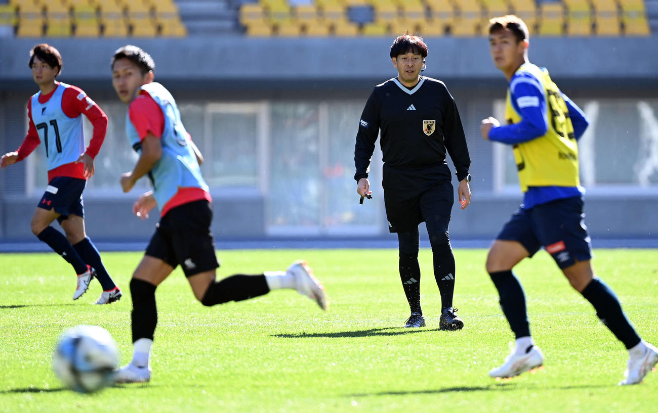 西村主審のホイッスルで紅白戦がスタート（撮影・たえ見朱実）