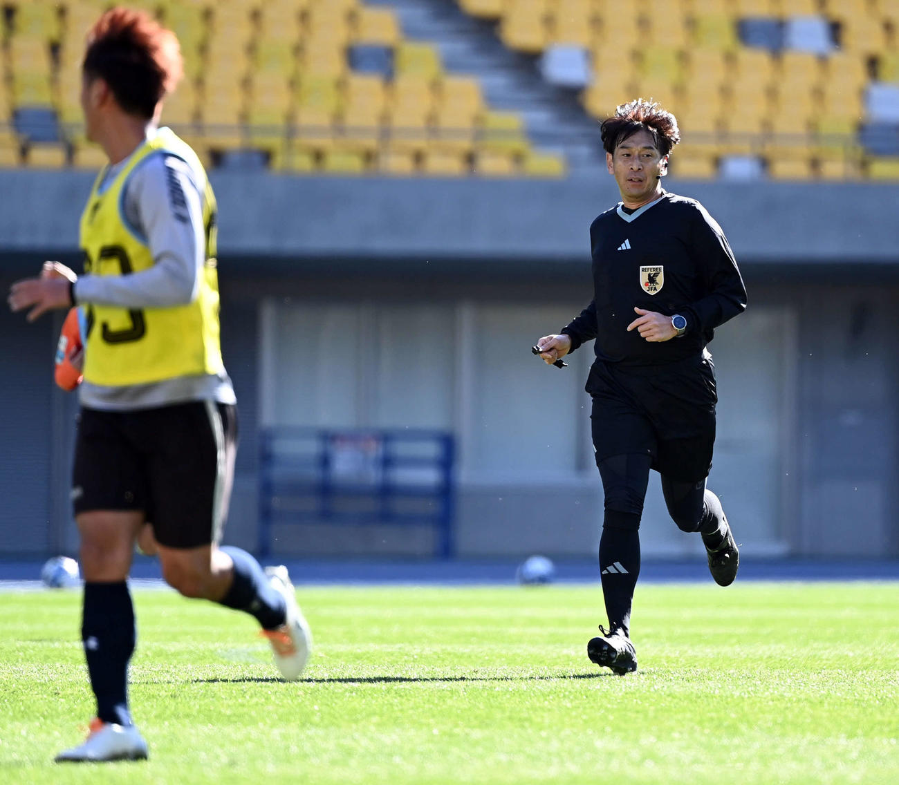 紅白戦で主審を務めた西村氏（撮影・たえ見朱実）