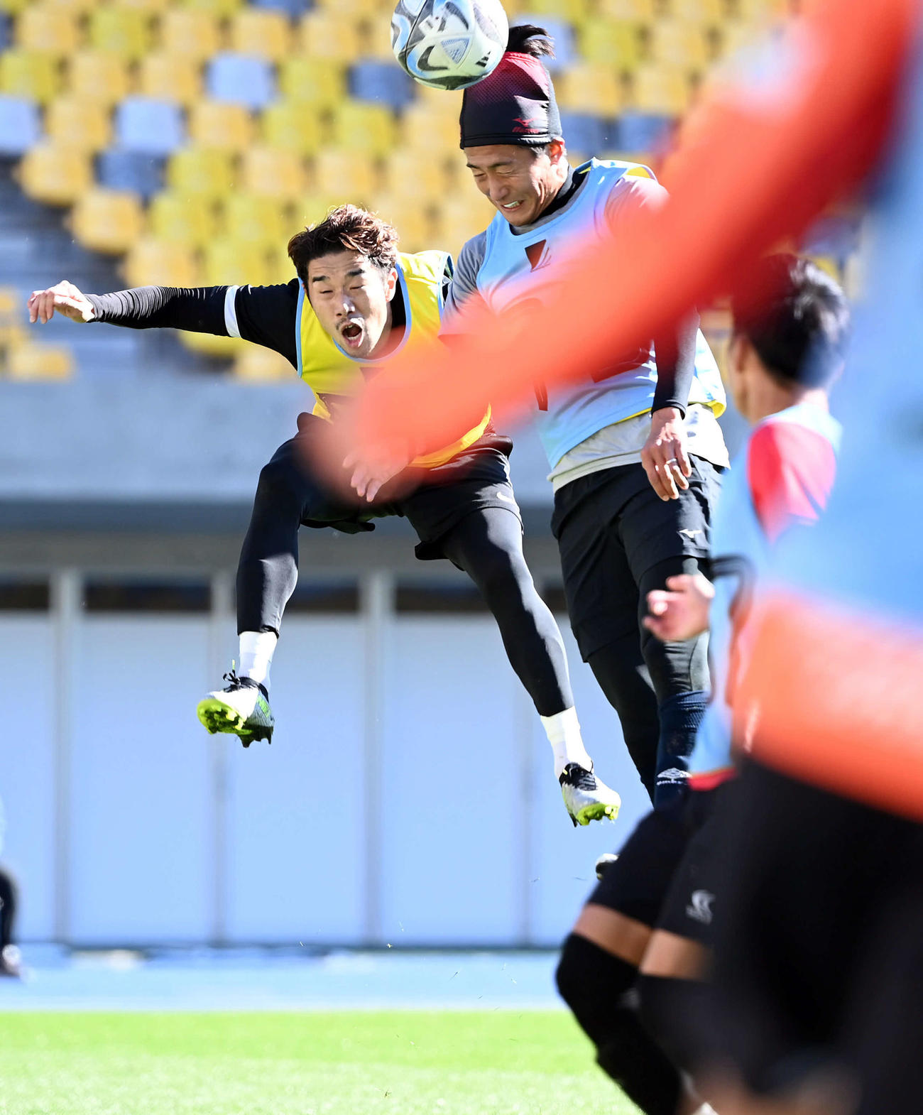 ゴール前で高木（左）と競り合う都倉（撮影・たえ見朱実）