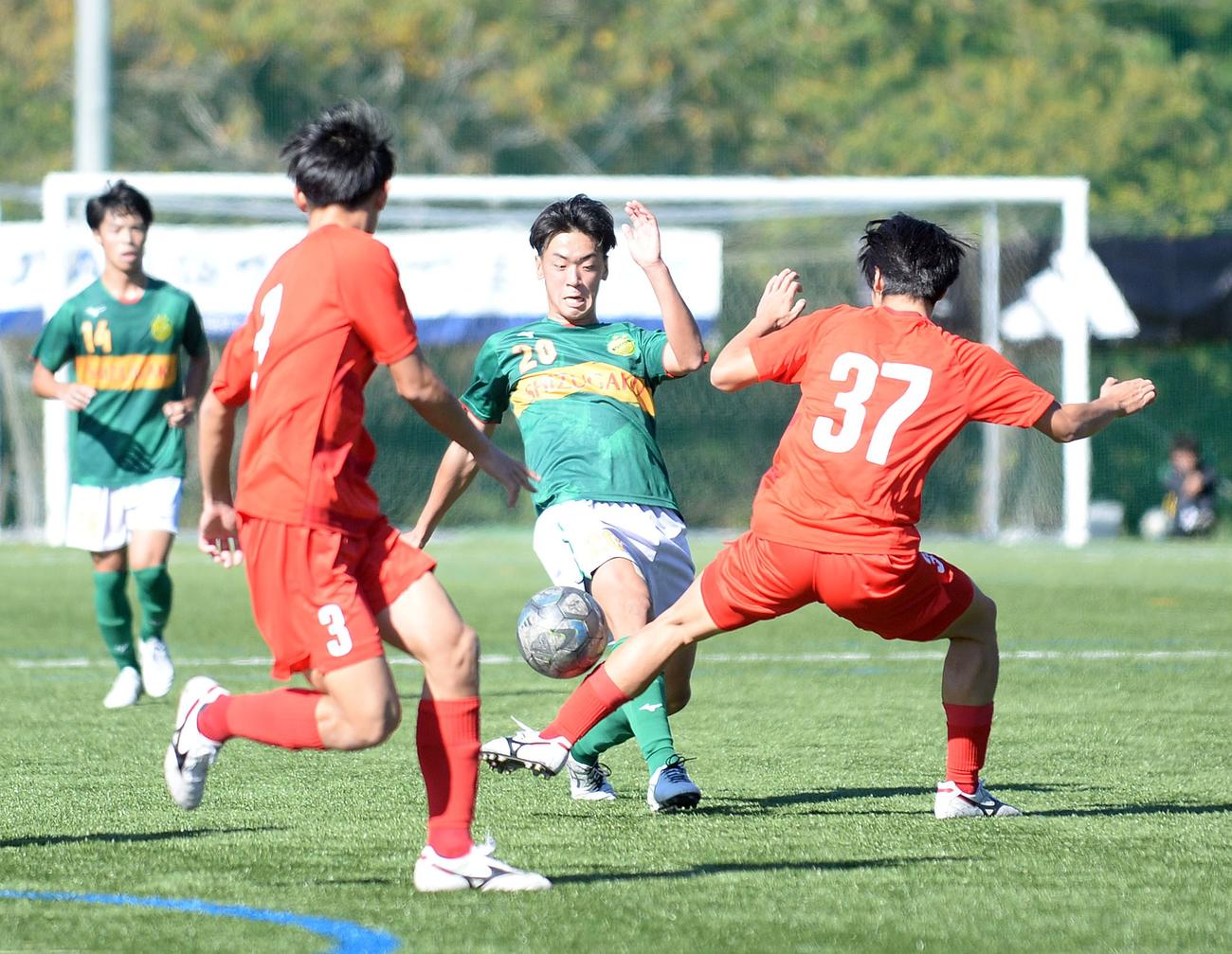 守備的なポジションを複数こなす静岡学園DF大村（右から2人目）