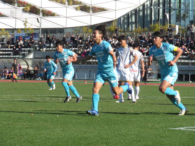 後半ロスタイムに追加点を挙げた筑波大MF瀬良俊太（中央）