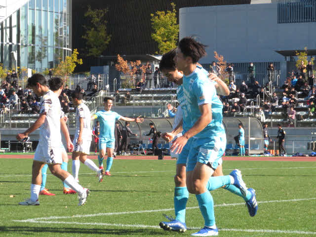 先制点に喜ぶ筑波大FW内野航太郎（手前）