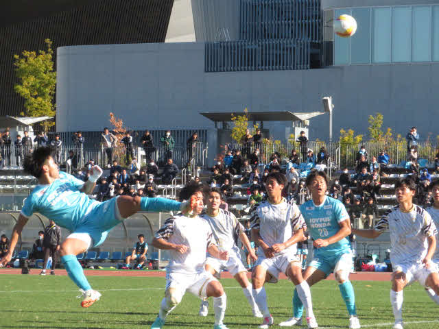 全日本大学サッカー選手権準々決勝で対戦した筑波大（水色）と中京大（白）