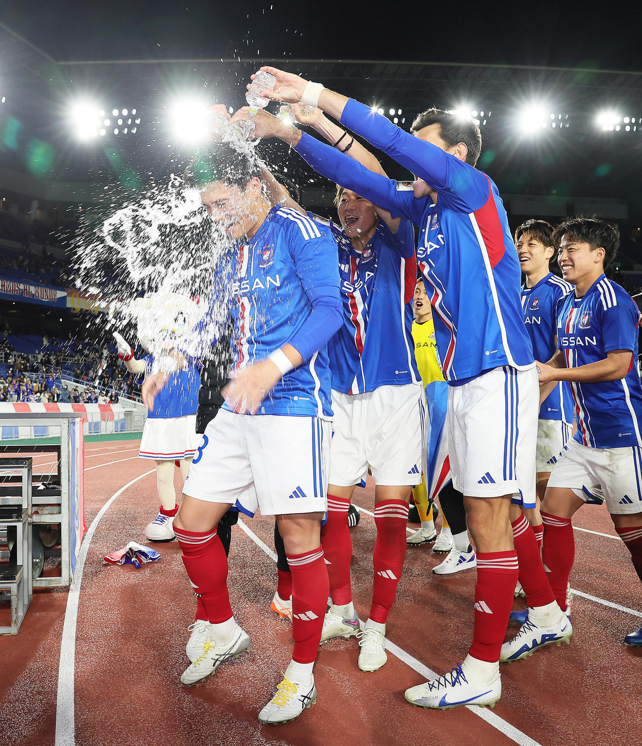 横浜対山東泰山　14日に誕生日を迎える横浜宮市（左）はウオーターシャワーで祝福される（撮影・足立雅史）