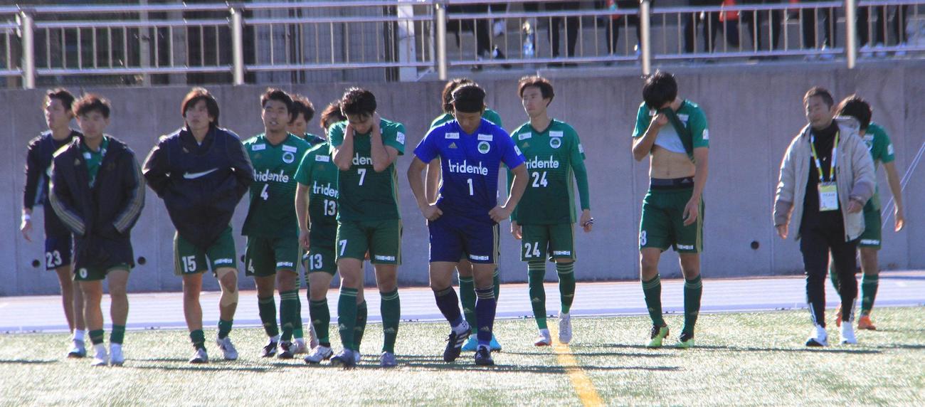 3回戦敗退となり、ガックリと引き揚げる仙台大
