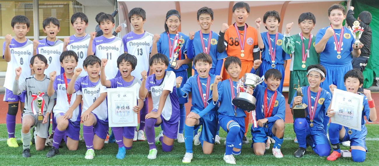合同で記念撮影に納まる、優勝したHIY・UNITED（中央右）と準優勝の長岡SSSの選手たち　　