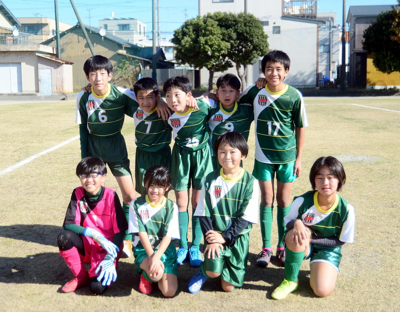 試合後、笑顔で記念撮影に納まる三保FCの選手たち