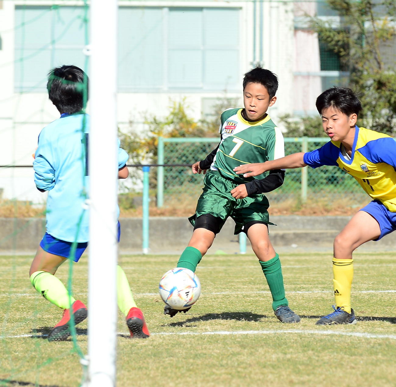 前半3分、先制点を決める三保FC・吉川（中央）