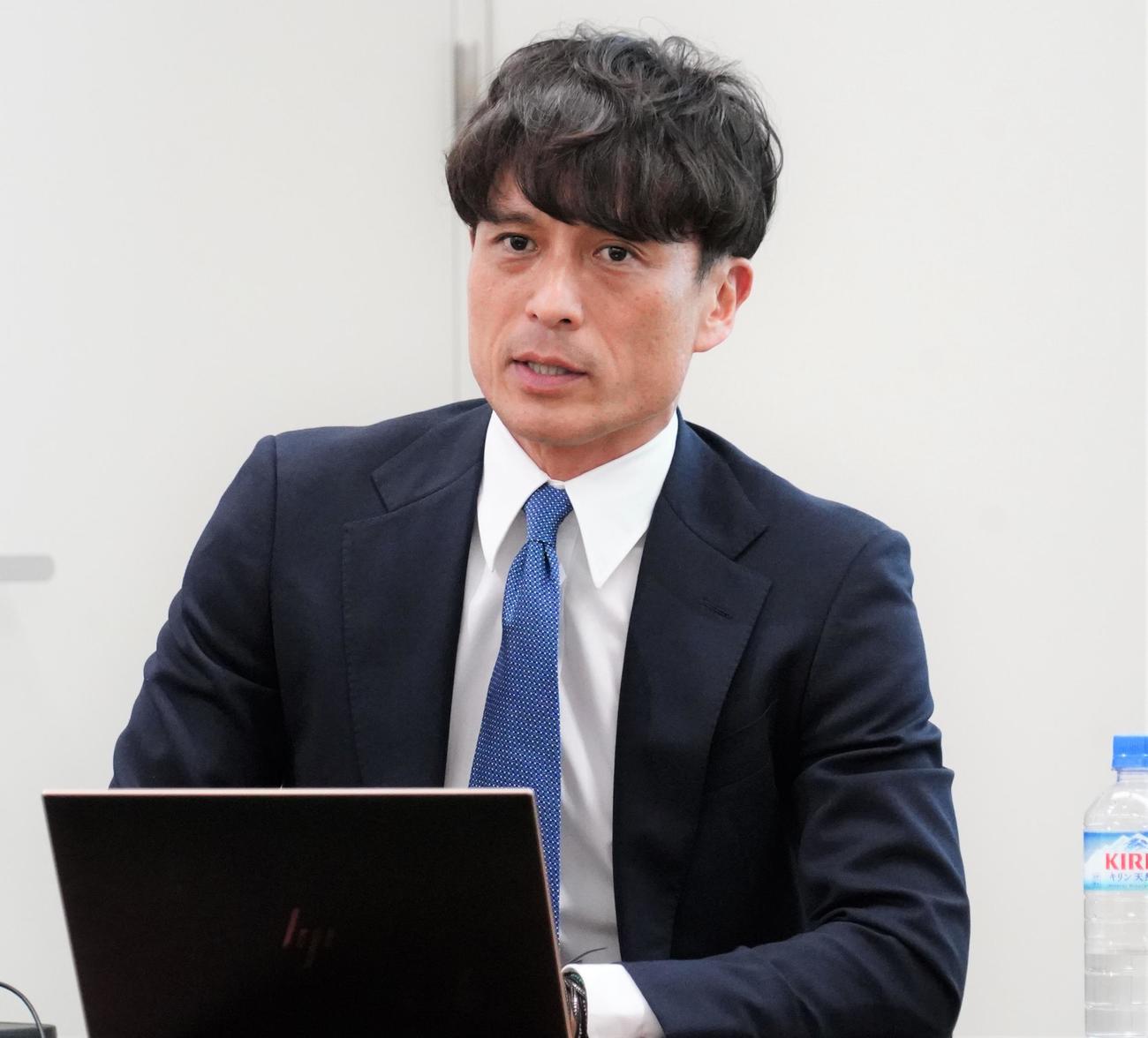 JFA理事会後のメディア向けブリーフィングを行った宮本恒靖専務理事（撮影・佐藤成）