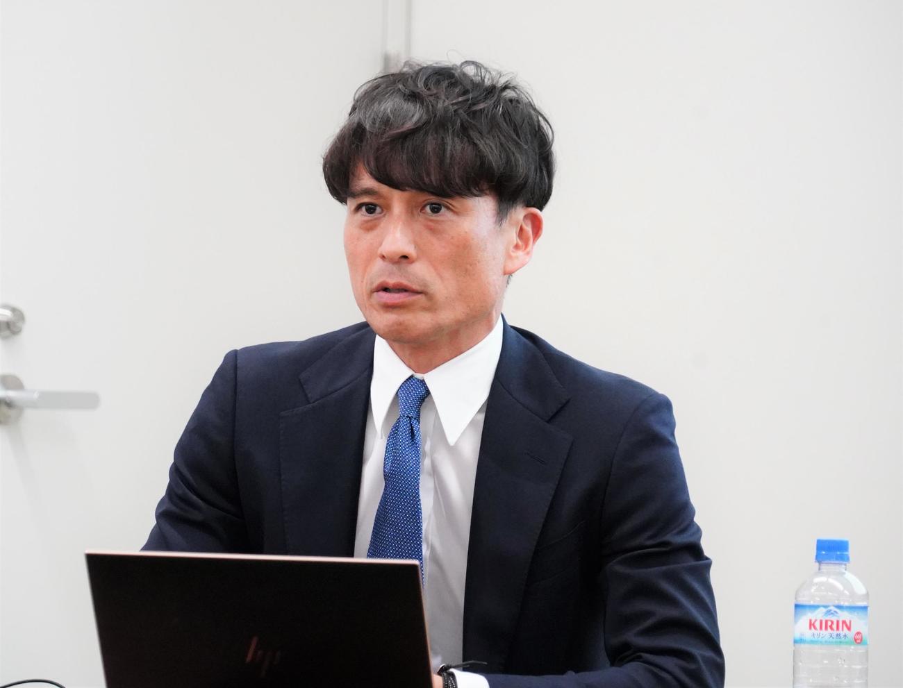 JFA理事会後のメディア向けブリーフィングを行った宮本恒靖専務理事（撮影・佐藤成）