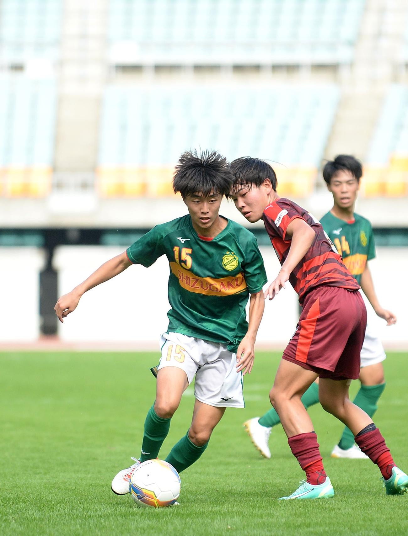 ドリブルを仕掛ける静岡学園MF宮嵜隆之介（左）（2023年11月撮影）