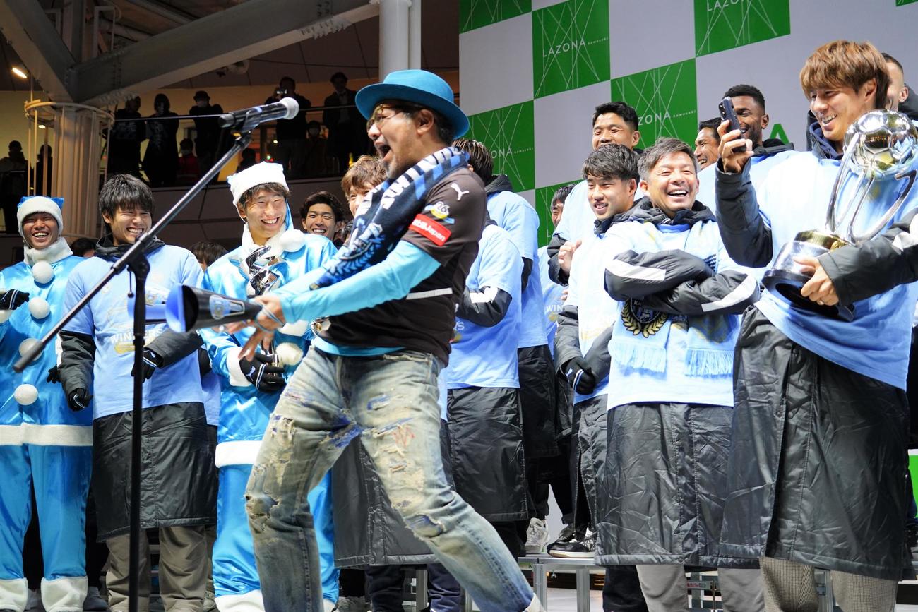 川崎フロンターレの天皇杯優勝報告会にサプライズ登場した橘田健人主将の叔父・橘田龍馬さん（撮影・佐藤成）