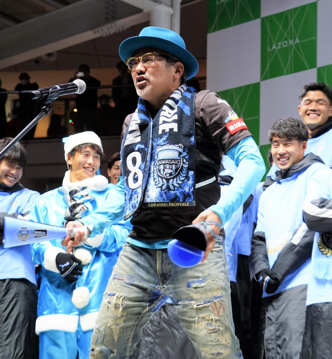 川崎フロンターレの天皇杯優勝報告会にサプライズ登場した橘田健人主将の叔父・橘田龍馬さん（撮影・佐藤成）