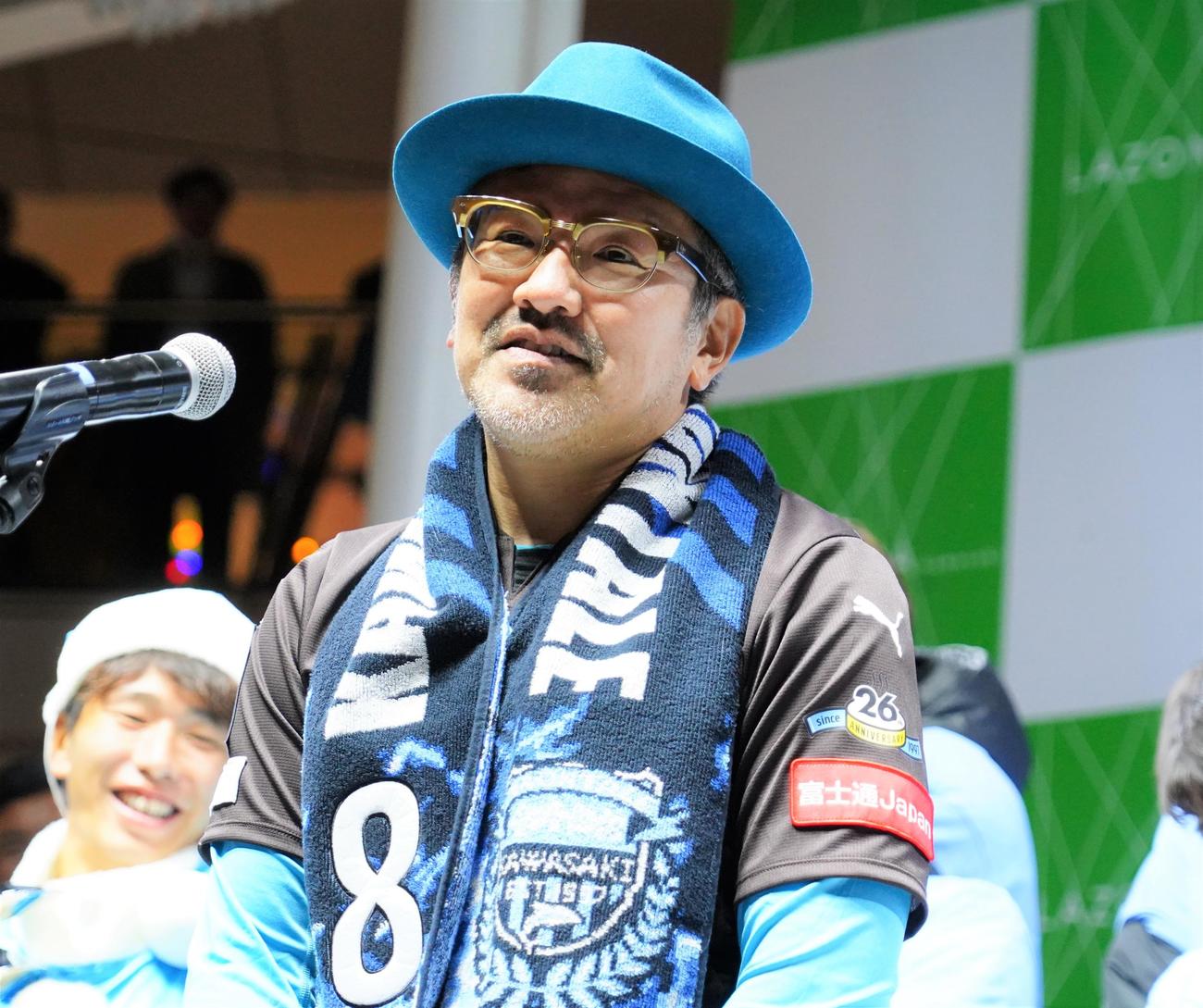 川崎フロンターレの天皇杯優勝報告会にサプライズ登場した橘田健人主将の叔父・橘田龍馬さん（撮影・佐藤成）