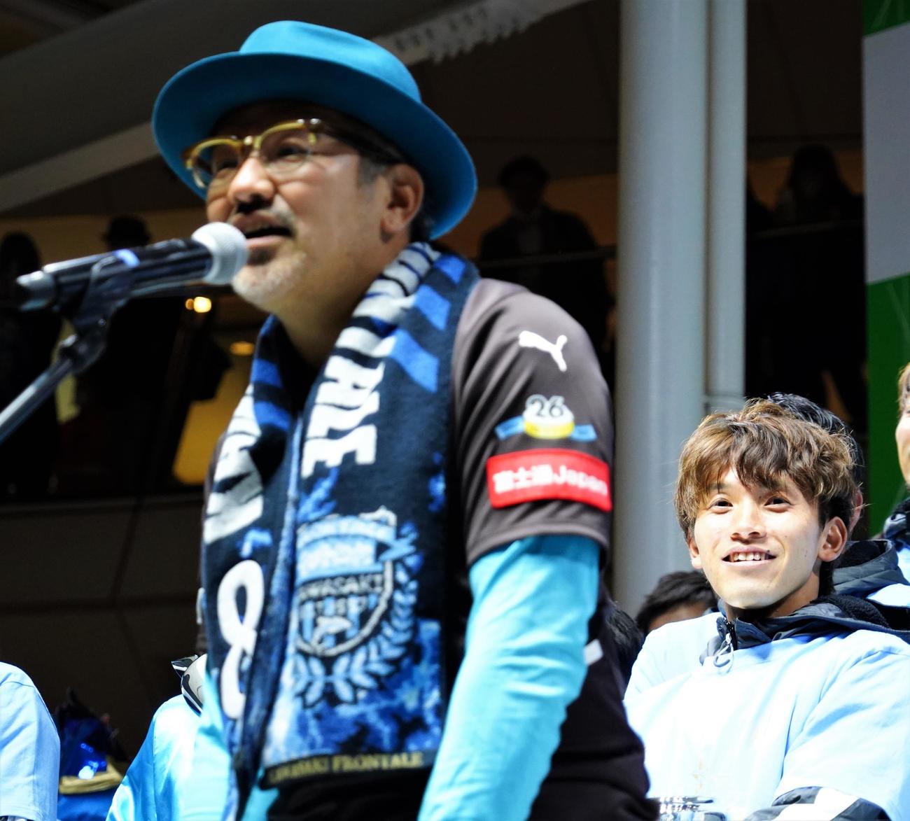 川崎フロンターレの天皇杯優勝報告会にサプライズ登場した橘田龍馬さん（左）を見つめる健人（撮影・佐藤成）
