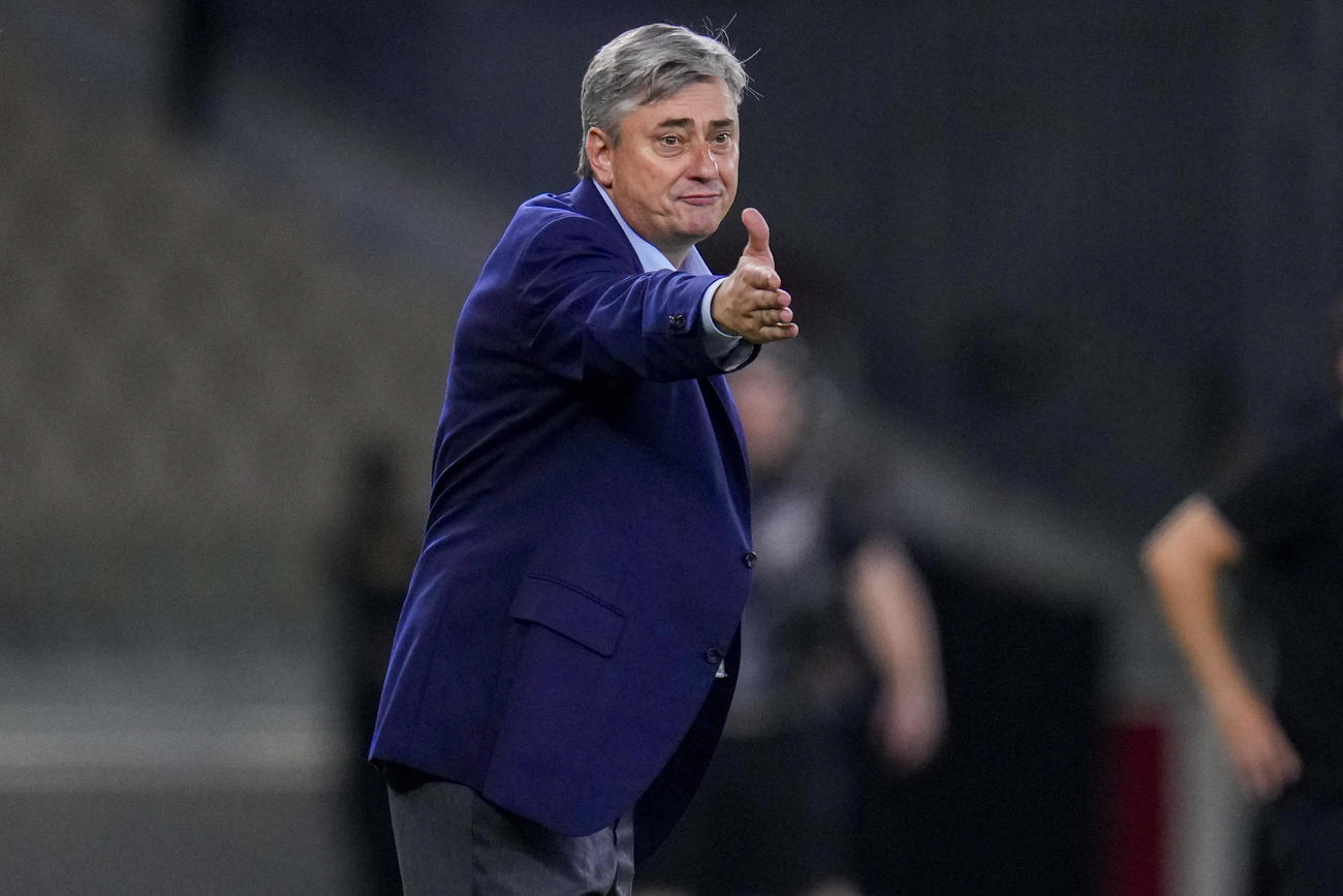 指示を送る浦和のスコルジャ監督（AP）