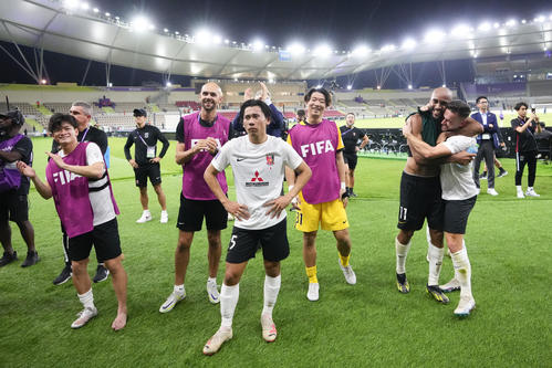 準決勝進出を決め、サポーターにあいさつする浦和イレブン（AP)
