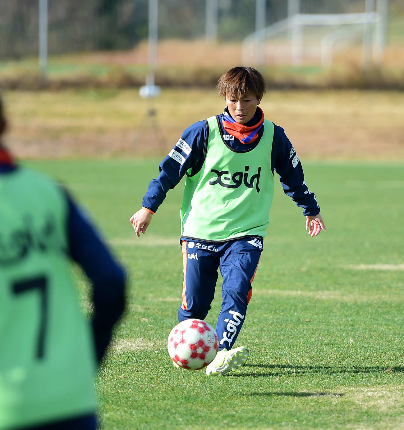 パスを出す新潟レディース上尾野辺