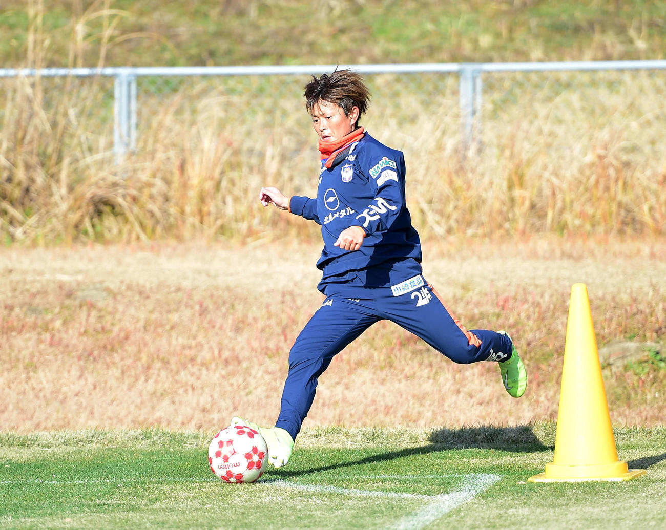 CKを蹴る新潟レディース上尾野辺