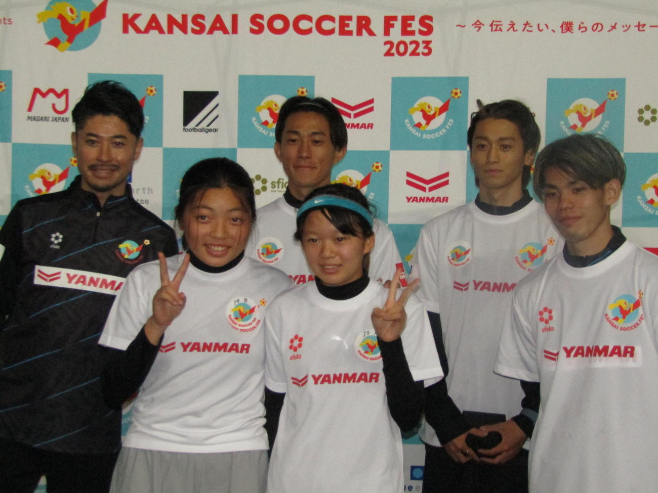 小学生、中学生にサッカー指導した右からC大阪上門、鳥栖西川、C大阪毎熊