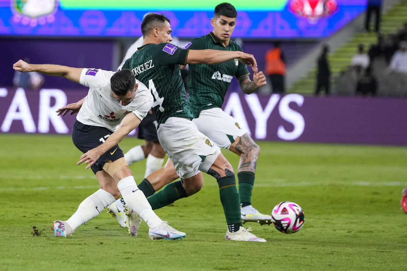 先制ゴールを決める浦和シャルク（AP）