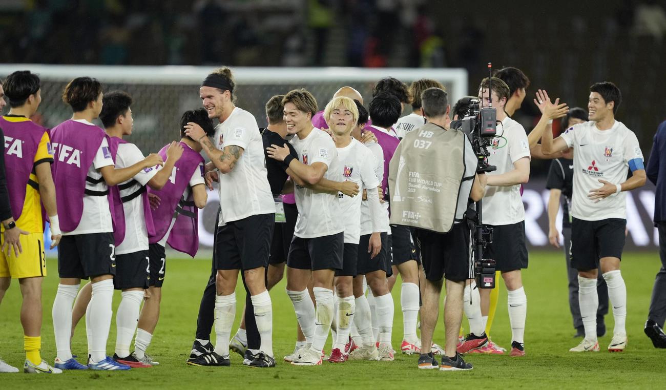 レオンに勝利し喜ぶ酒井（右端）ら浦和の選手たち（共同）