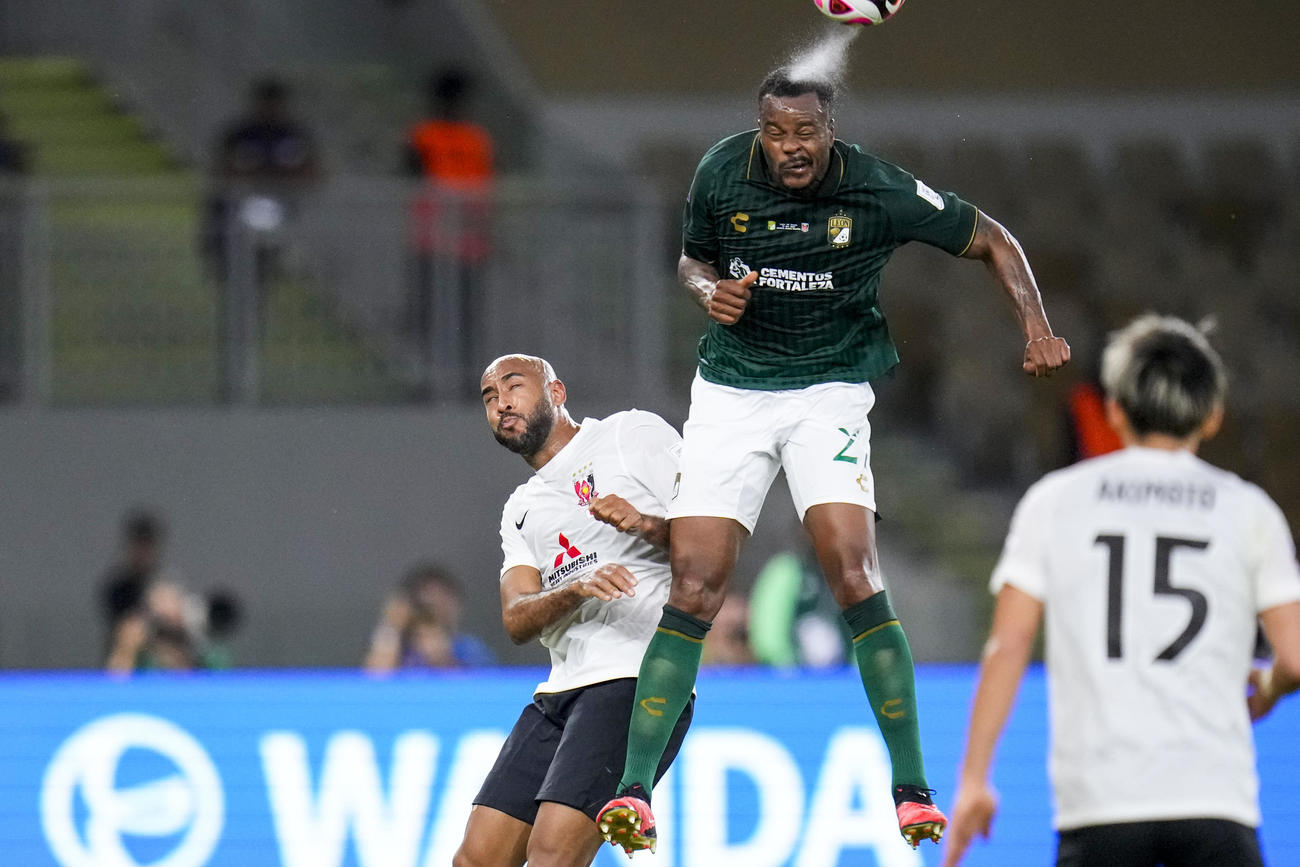 浦和FWカンテ（左）へのボールはクリアされる（AP)