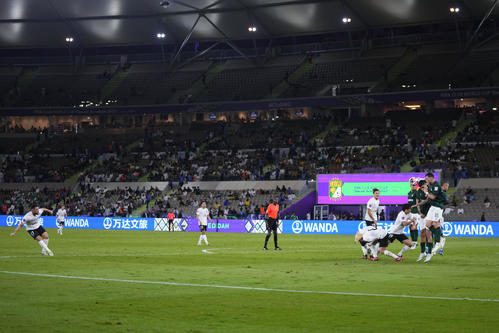 浦和シャルクのFKは相手の壁に阻まれる(AP)