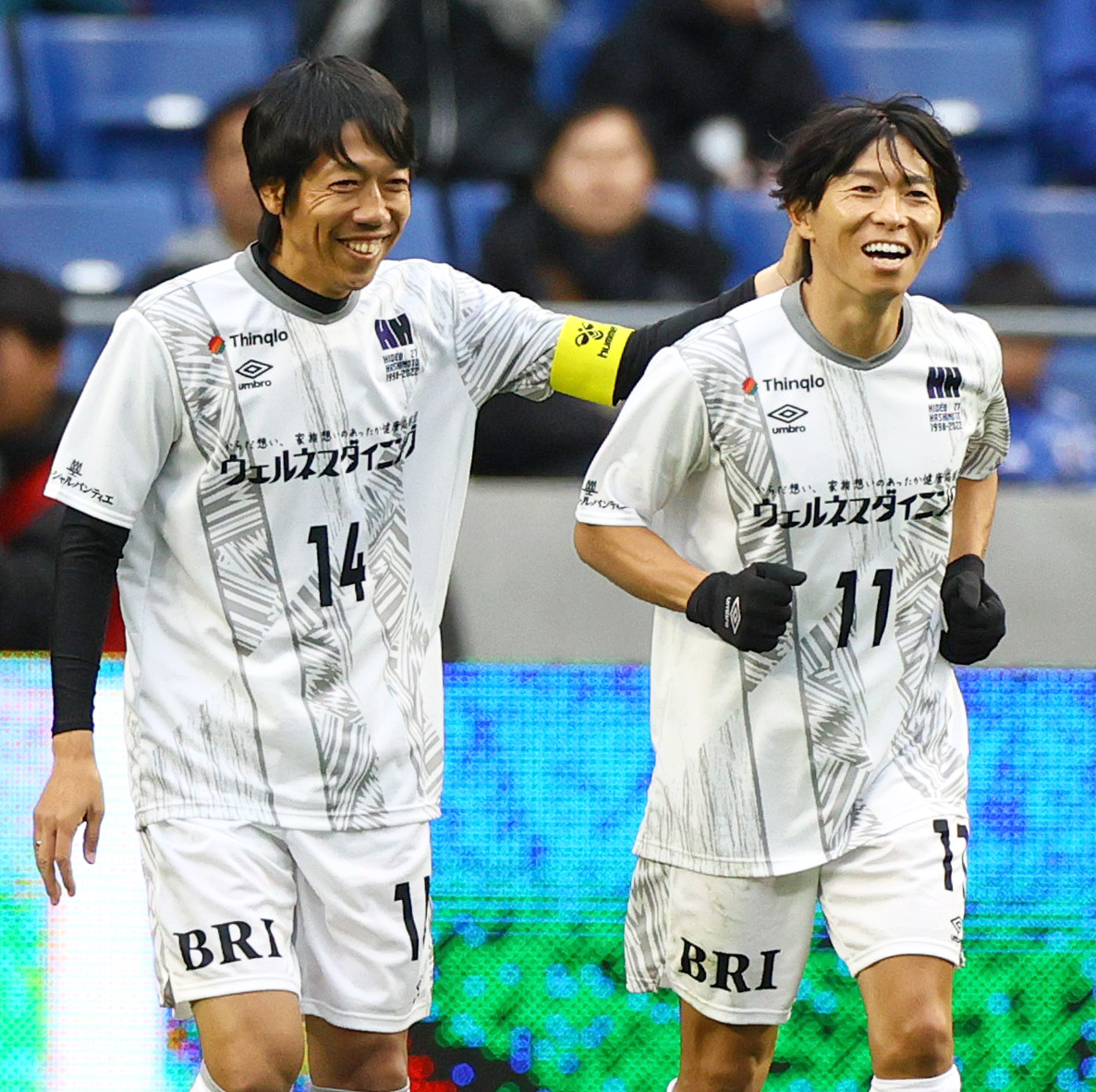 「橋本英郎引退試合」G大阪05対日本代表フレンズ　後半、ゴールを決めた日本代表フレンズ佐藤寿人（右）を祝福する日本代表フレンズ中村憲剛（撮影・上山淳一）