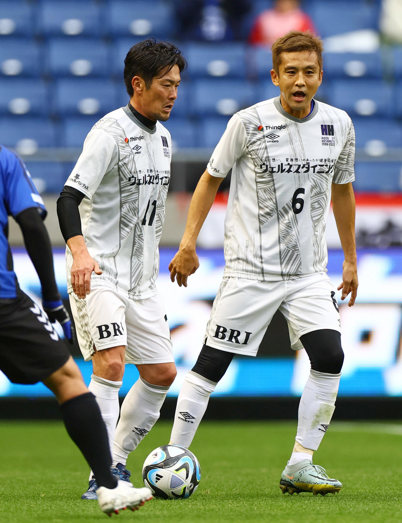 「橋本英郎引退試合」G大阪05対日本代表フレンズ　日本代表フレンズでプレーする加地亮氏（左）と稲本潤一氏（撮影・上山淳一）