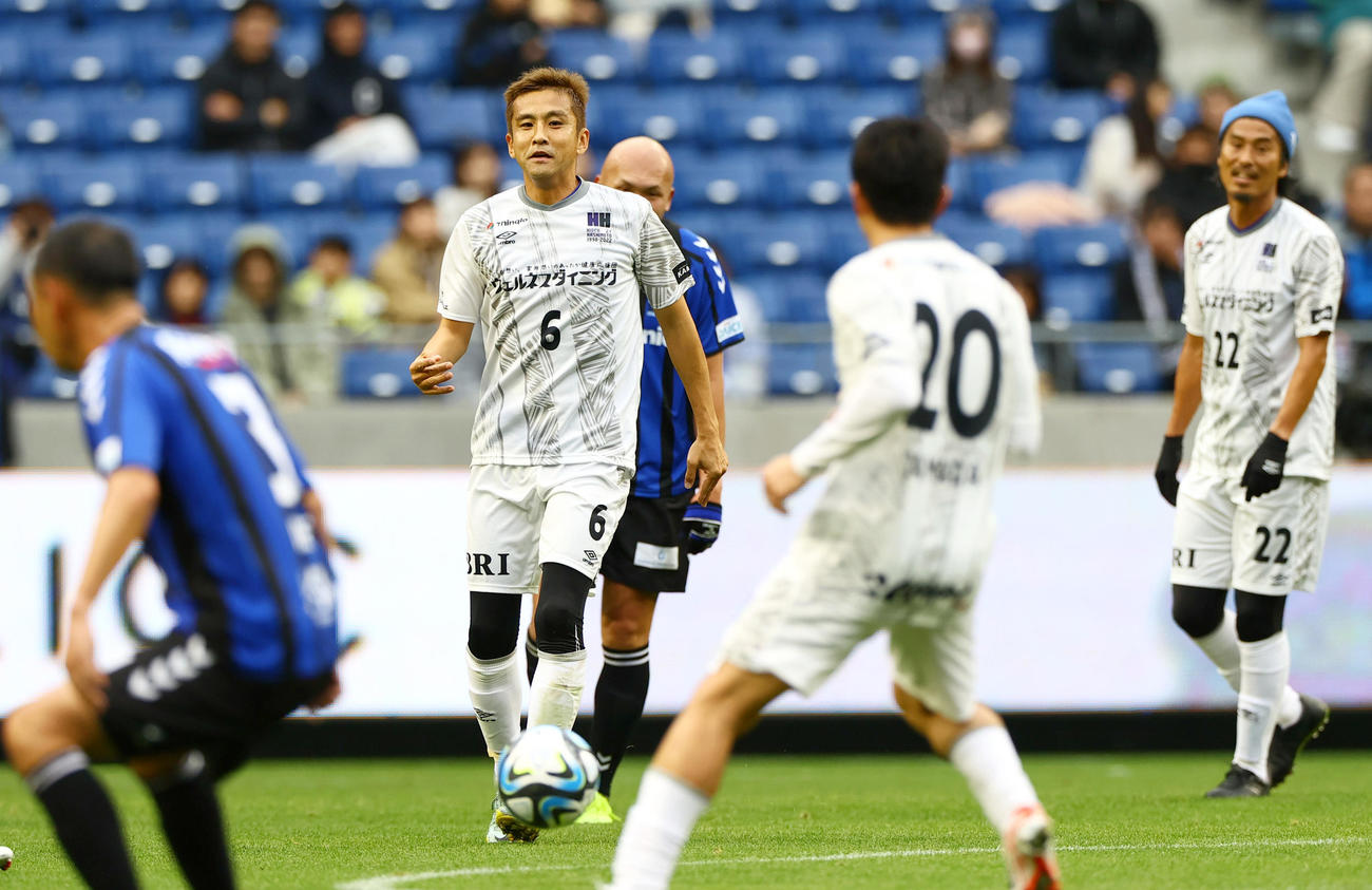 「橋本英郎引退試合」G大阪05対日本代表フレンズ　日本代表フレンズでプレーする稲本潤一氏。右は中沢佑二氏（撮影・上山淳一）