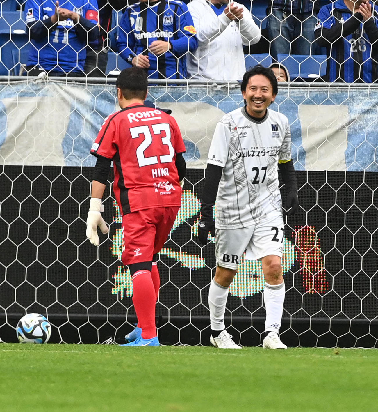 ガンバ大阪’05対日本代表フレンズ　前半、2点目のゴールを決め笑顔を見せる日本代表フレンズ橋本（右）。左はガンバ大阪’05日野（撮影・前岡正明）