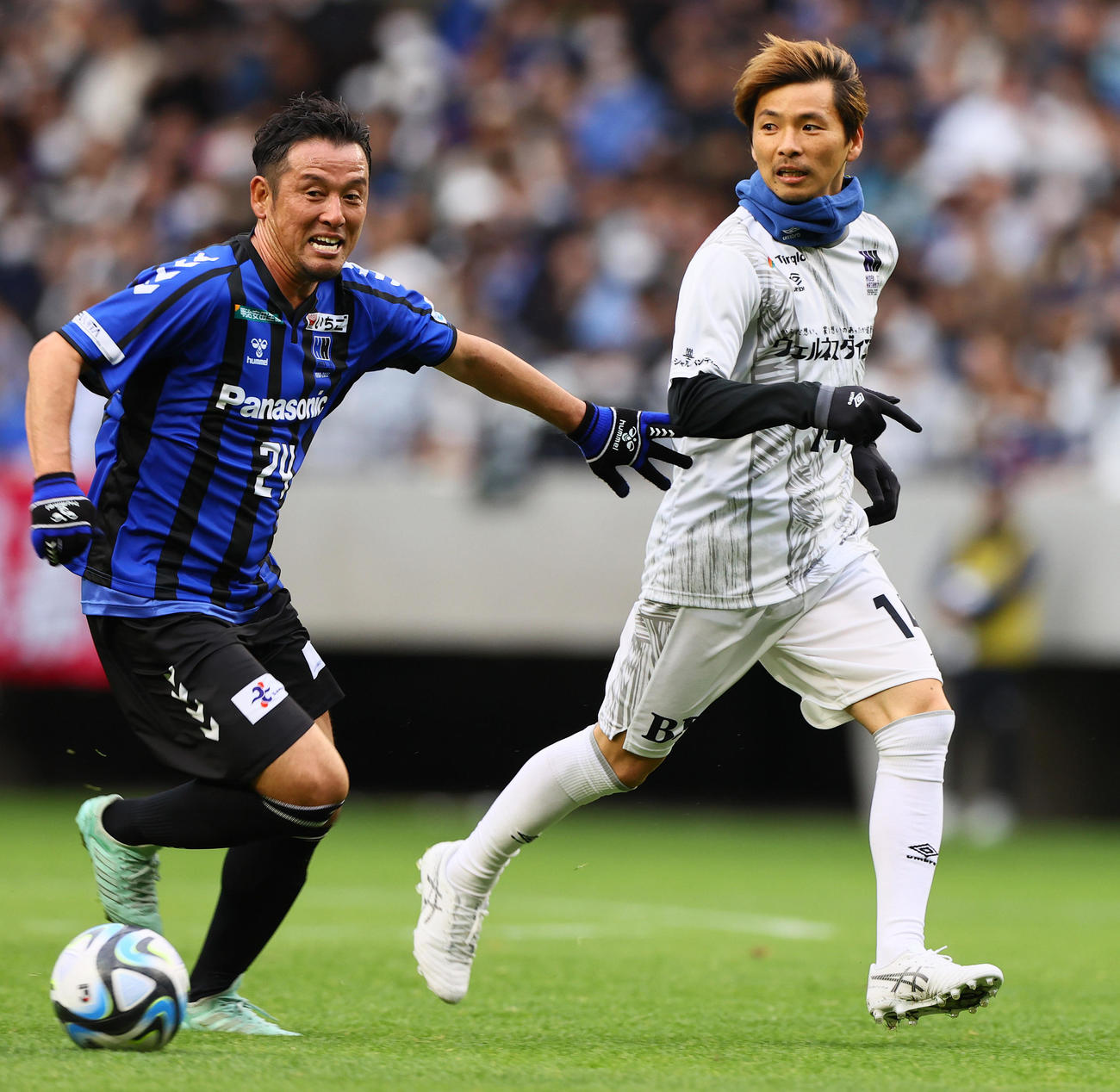 「橋本英郎引退試合」G大阪05対日本代表フレンズ　日本代表フレンズでプレーする乾貴士。左はG大阪05松下年宏氏（撮影・上山淳一）