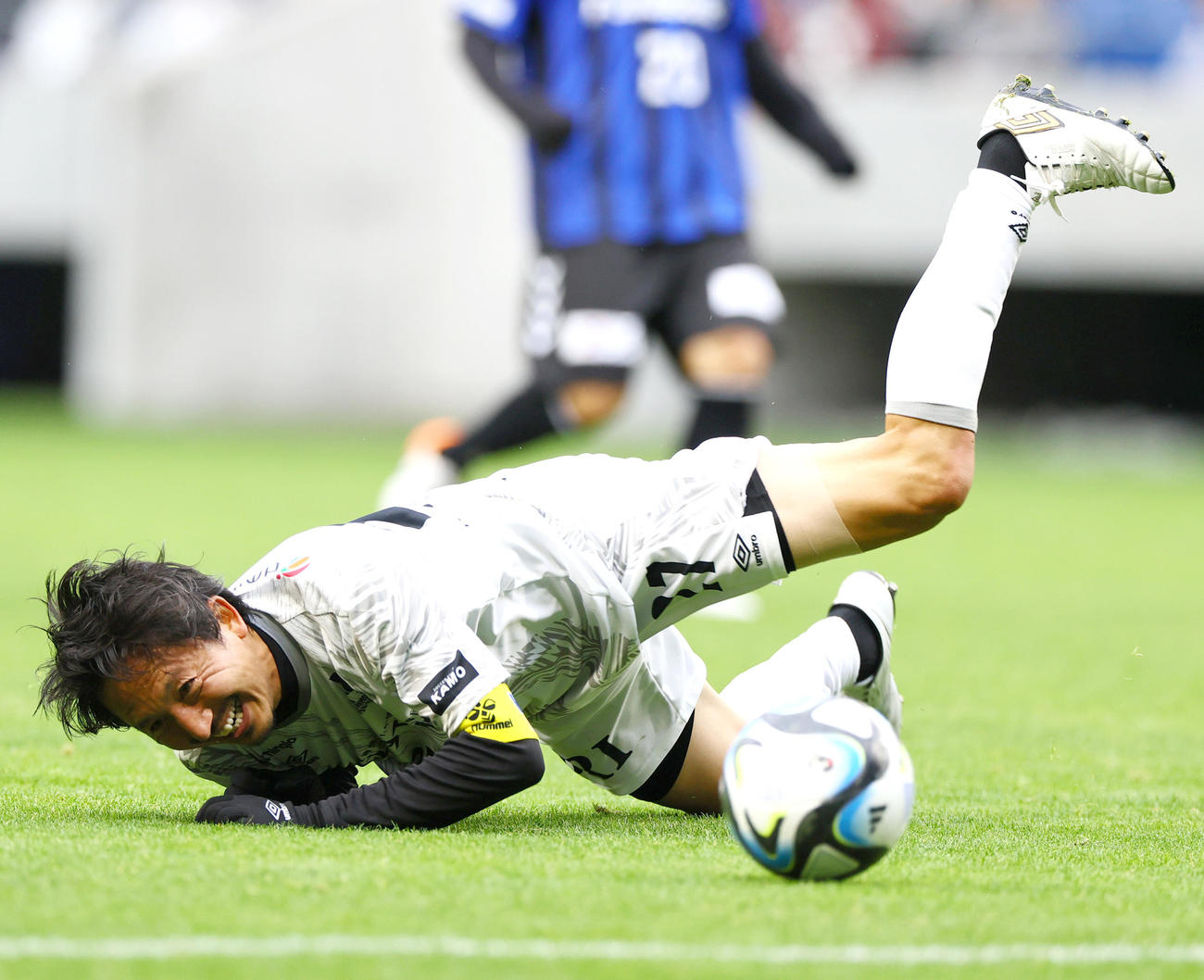 「橋本英郎引退試合」G大阪05対日本代表フレンズ　前半、ファウルを受け転ぶ日本代表フレンズ橋本英郎氏（撮影・上山淳一）