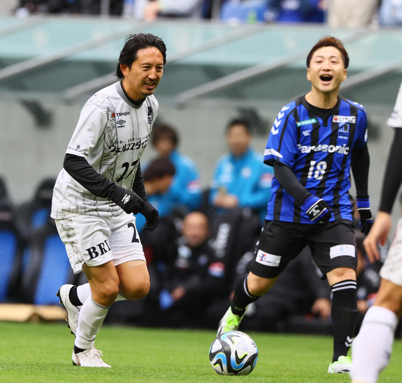 「橋本英郎引退試合」G大阪'05対日本代表フレンズ　前半、日本代表フレンズでプレーする橋本英郎氏（左）。右はG大阪‘05吉原宏太（撮影・上山淳一）