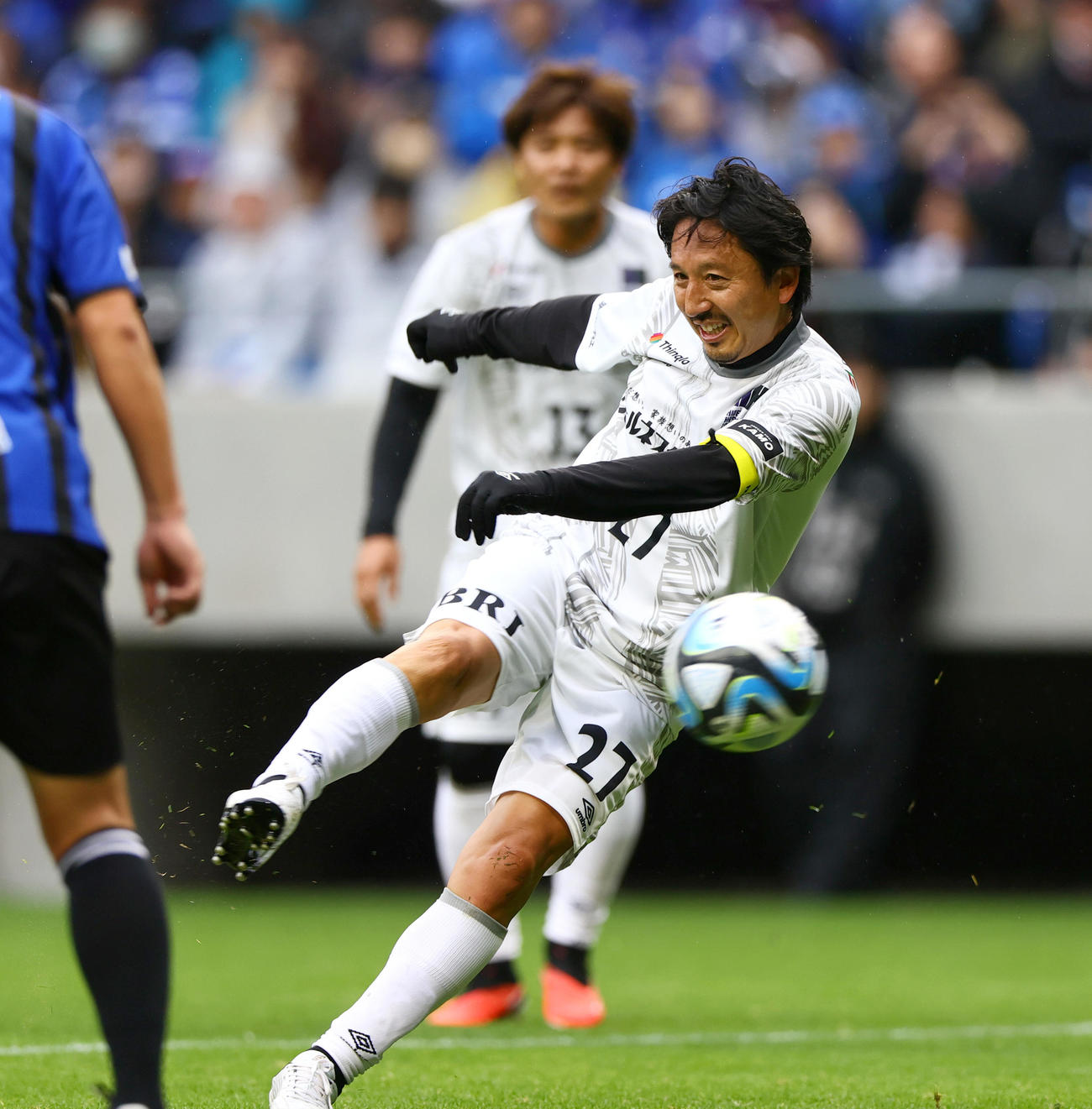 「橋本英郎引退試合」G大阪'05対日本代表フレンズ　前半、日本代表フレンズ橋本英郎はボレーシュートを放つ（撮影・上山淳一）