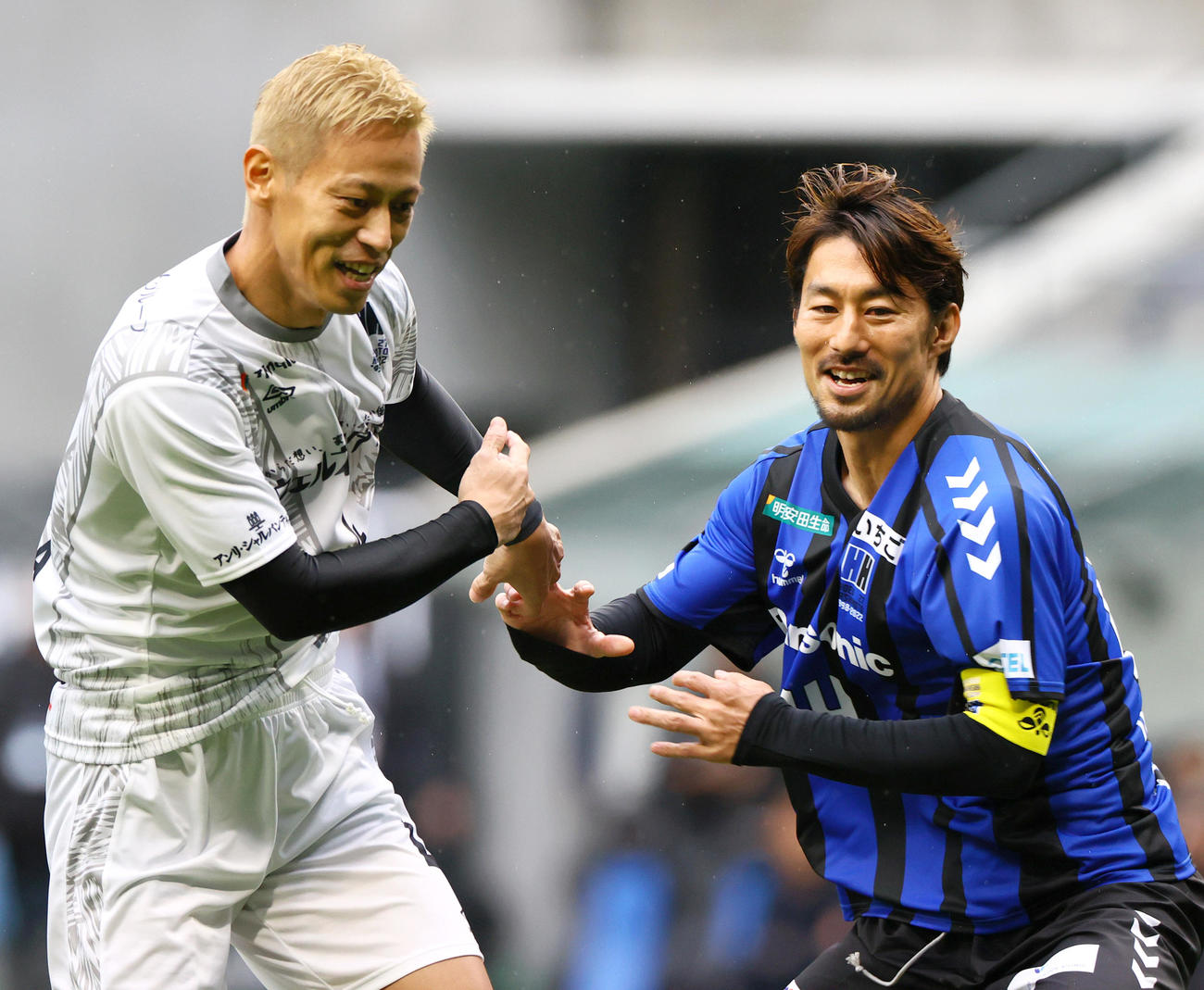 「橋本英郎引退試合」G大阪'05対日本代表フレンズ　前半、日本代表フレンズ本田圭佑（左）をマークするG大阪‘05家長昭博（撮影・上山淳一）