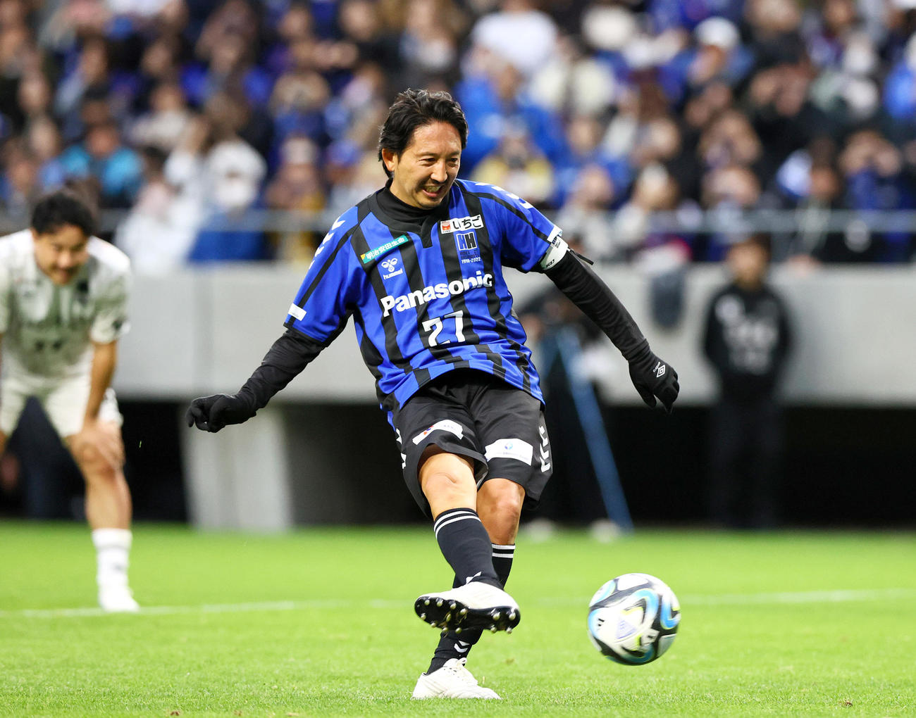「橋本英郎引退試合」G大阪'05対日本代表フレンズ　後半、G大阪‘05橋本英郎はPKを決める（撮影・上山淳一）
