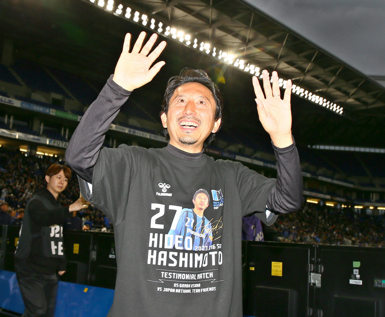 「橋本英郎引退試合」G大阪'05対日本代表フレンズ　橋本英郎氏は場内一周でファンに感謝を伝える（撮影・上山淳一）