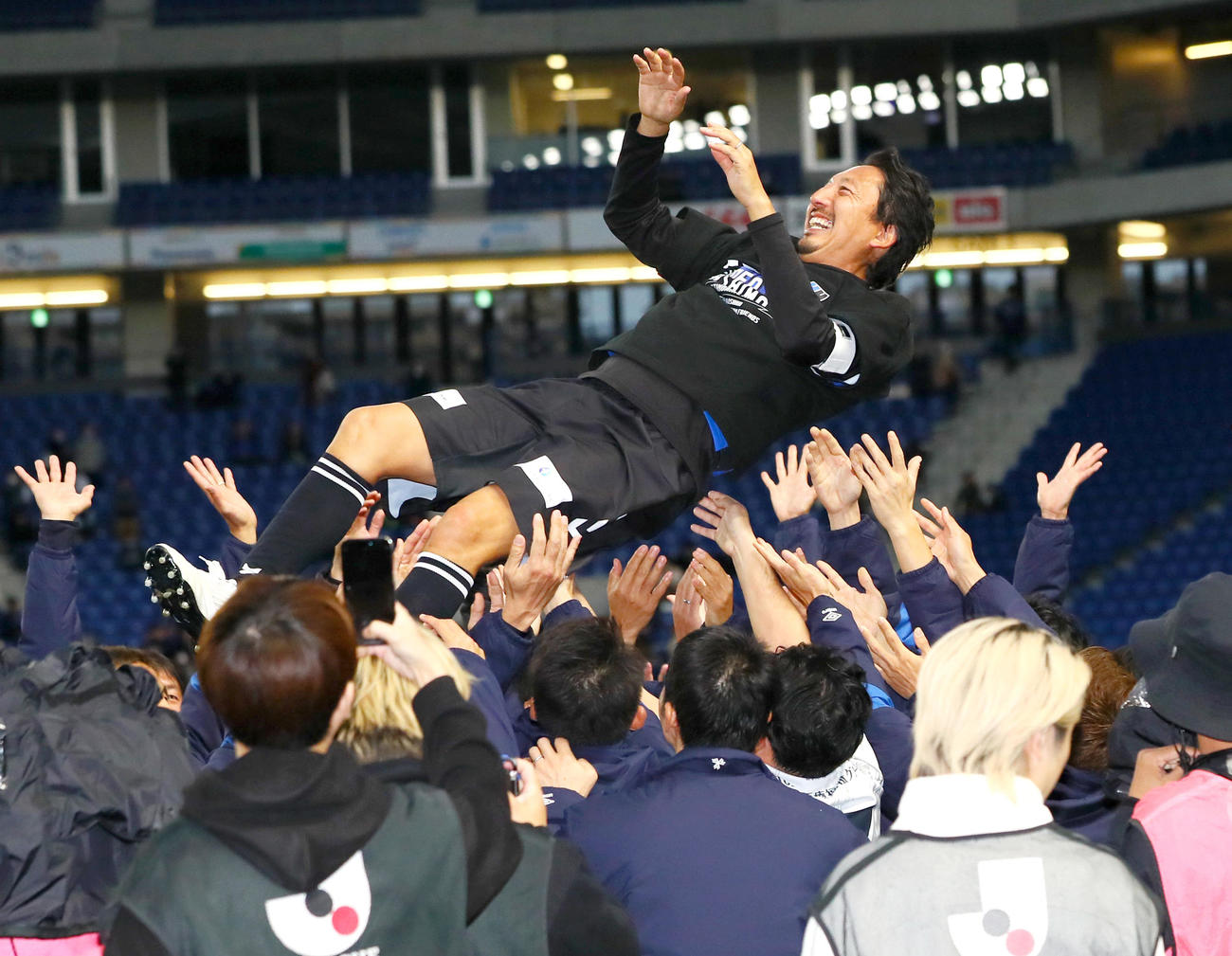 「橋本英郎引退試合」G大阪'05対日本代表フレンズ　試合後、橋本英郎氏は仲間から胴上げされる（撮影・上山淳一）