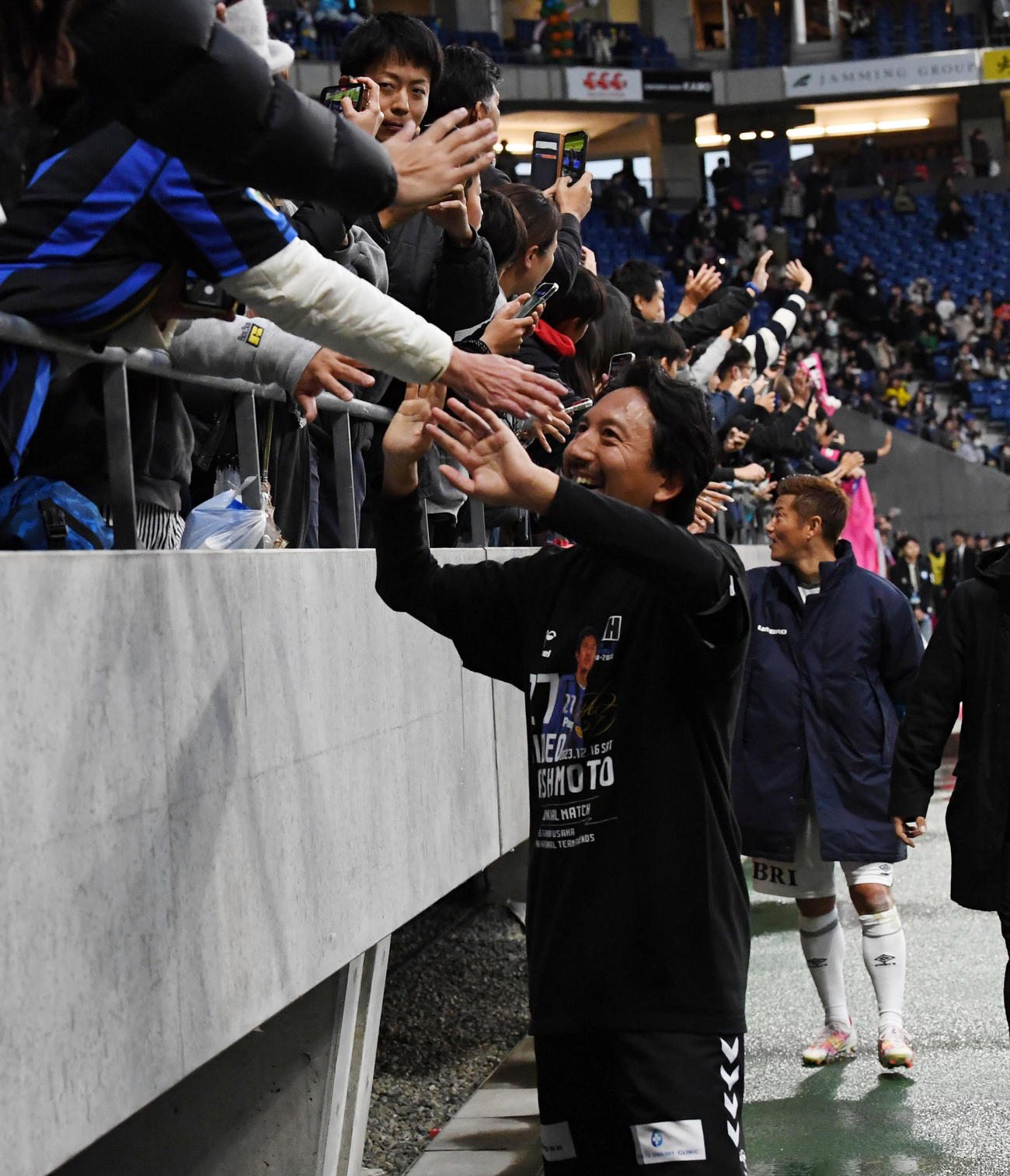 ガンバ大阪05対日本代表フレンズ　引退セレモニーで場内を一周する橋本（撮影・前岡正明）