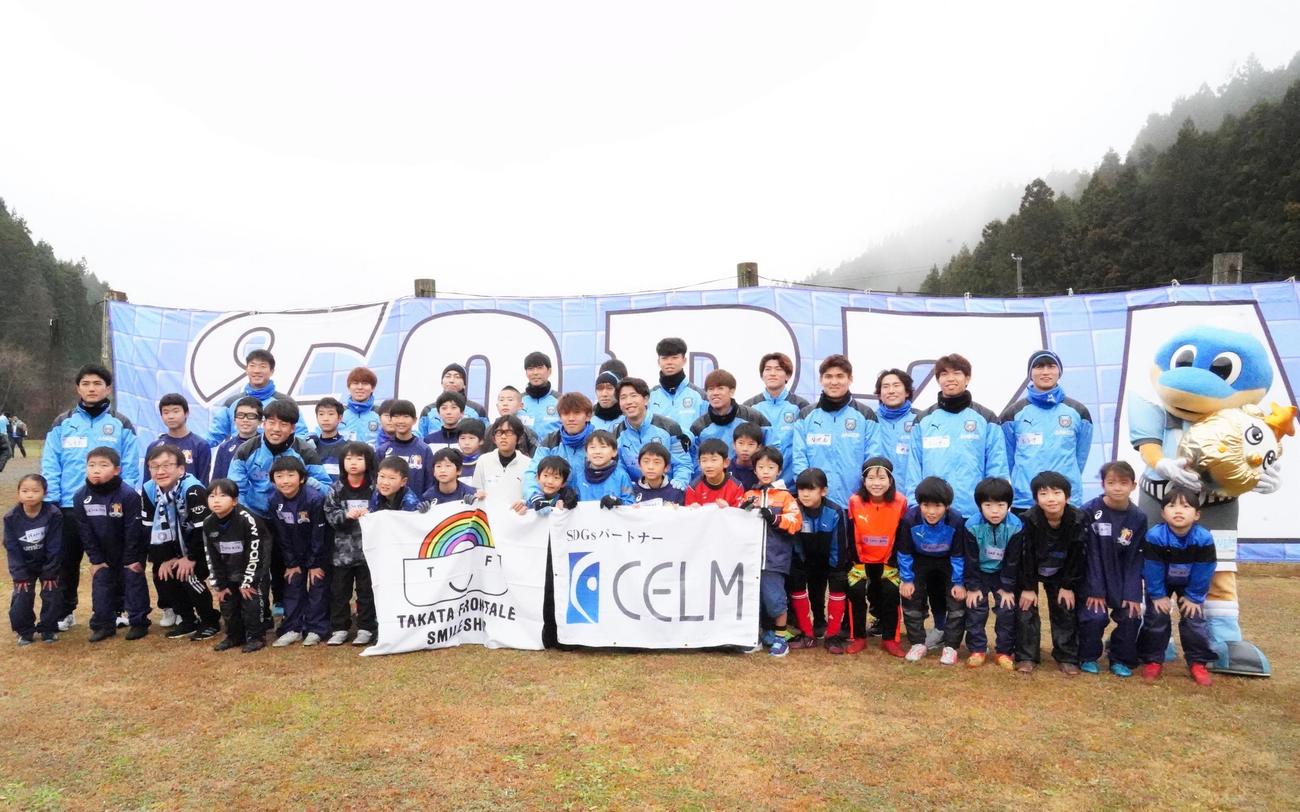 陸前高田市の子どもたちとサッカー教室で交流した川崎フロンターレの選手たち（撮影・佐藤成）