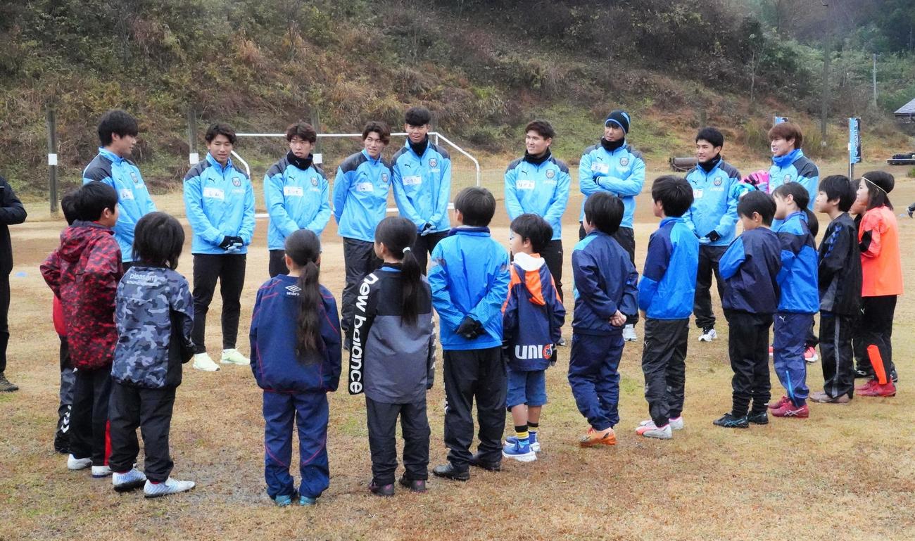 陸前高田市の子どもたちとサッカー教室で交流した川崎フロンターレの選手たち（撮影・佐藤成）